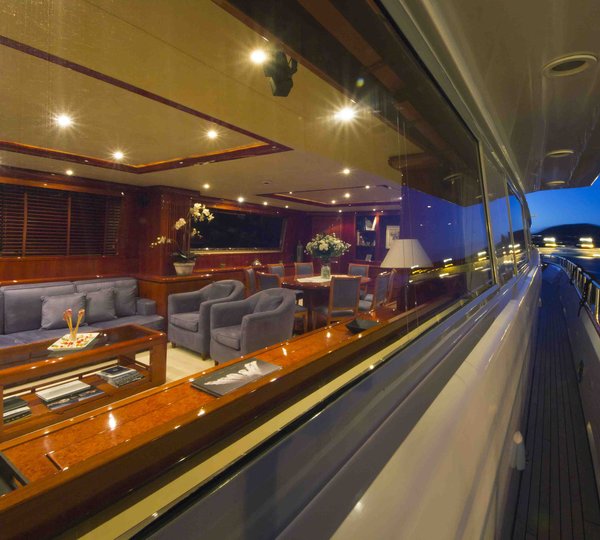 Yacht BOJANGLES -  Side Deck looking in