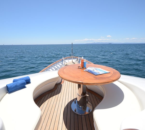 Yacht CAMELLIA - Foredeck Seating