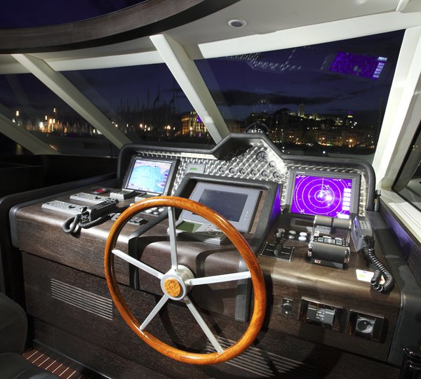 Yacht CHAPOF -  Helm