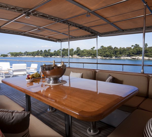 Yacht CLARA ONE - Flybridge Table