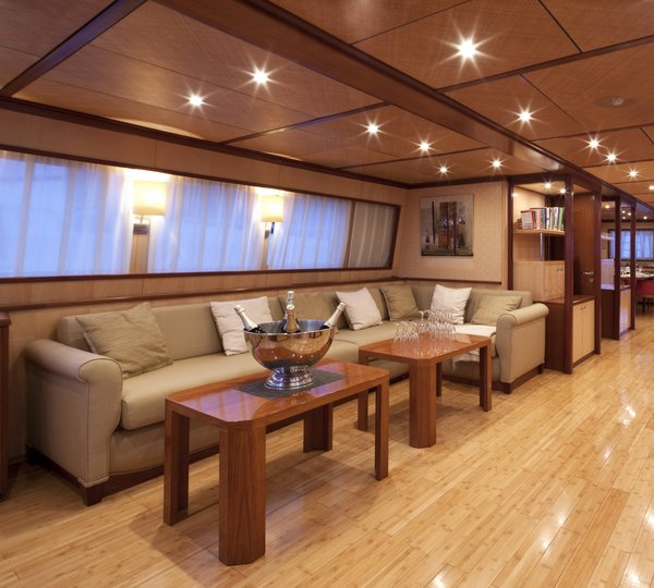 Yacht CLARA ONE - Salon Seating