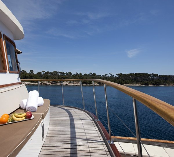 Yacht CLARA ONE - Side Deck