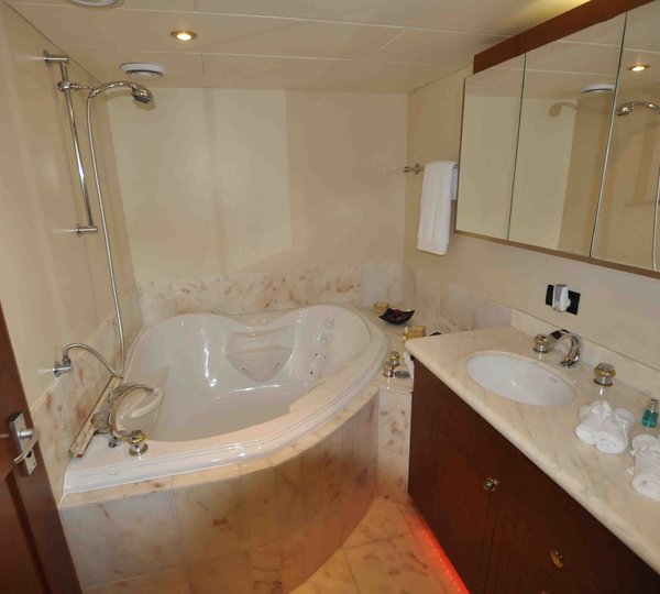 Yacht DEVILS ADVOCATE - Master Bath