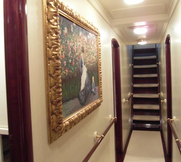 Yacht DP MONITOR - Companionway