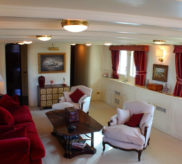 Yacht DP MONITOR - Salon looking forward