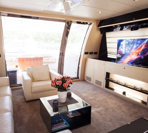 Yacht Dolce Mia - Salon looking Aft