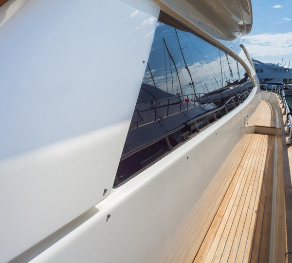 Yacht Dolce Mia - Side Deck