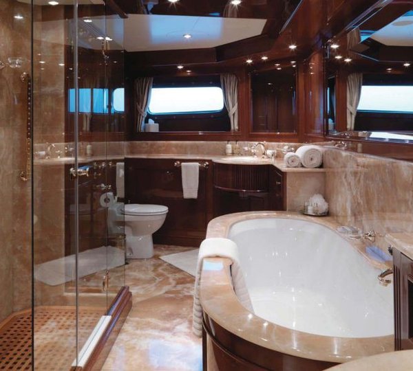Yacht ENCHANTRESS -  Master Bathroom