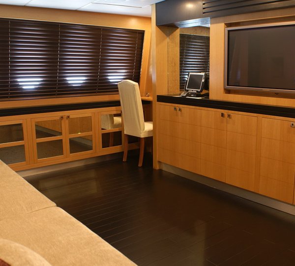 Yacht EOL B -  TV Room