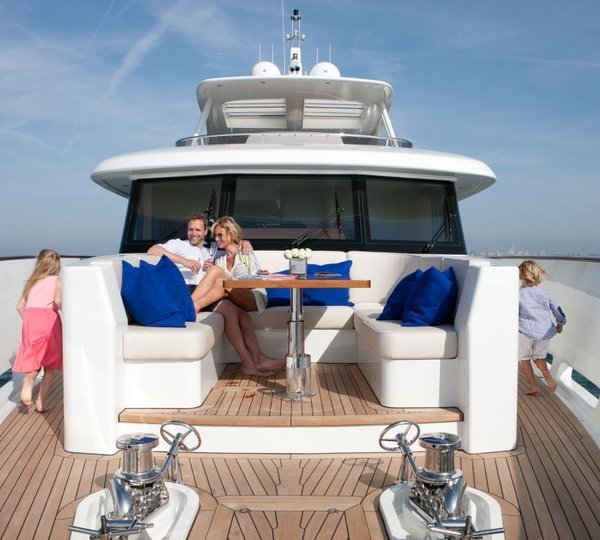 Yacht FIREFLY by Mulder - Foredeck relaxing