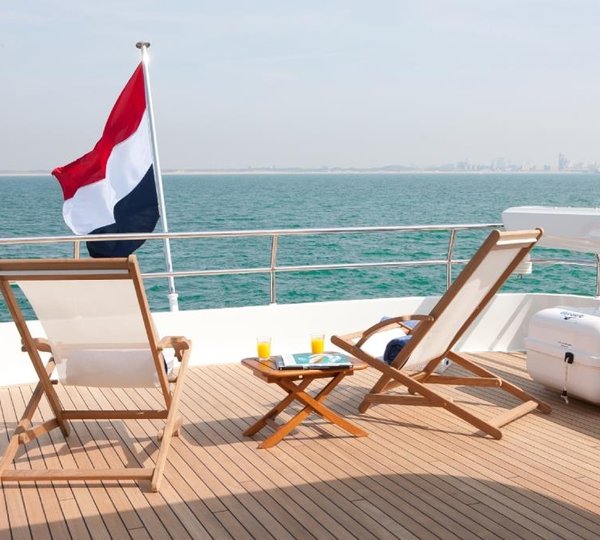 Yacht FIREFLY by Mulder - Sundeck loungers