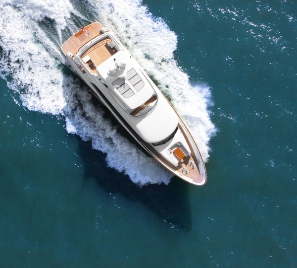 Yacht Firefly - Underway