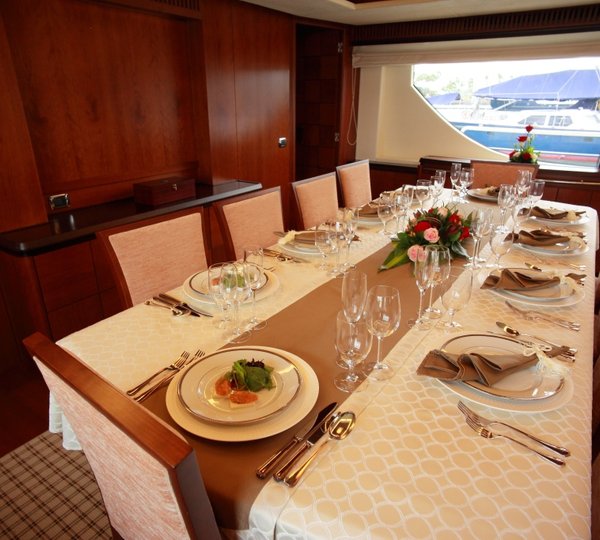 Yacht HYE SEAS II -  Formal Dining