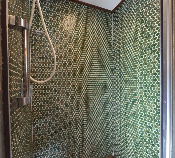 Yacht IMPETUOUS -  Guest Shower