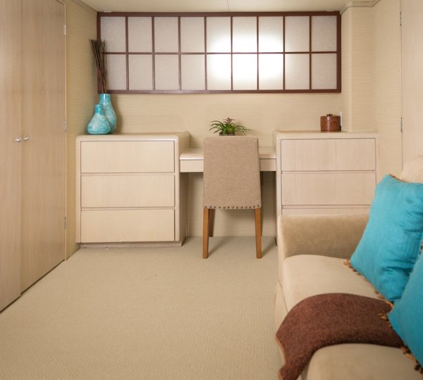 Yacht ISLAND TIME - Master Desk