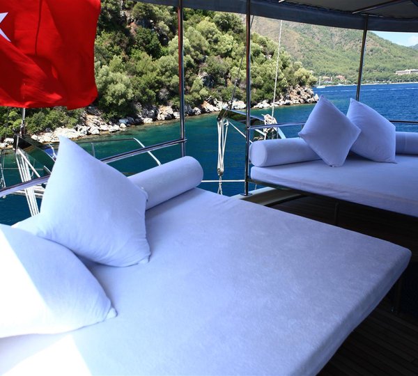 Yacht JUNIOR ORCUN -  Aft Deck Sunpads