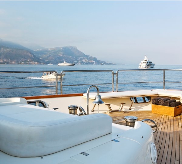 Yacht LA DEA -  Foredeck Seating