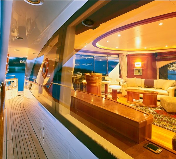 Yacht LA DEA -  Main Salon looking in