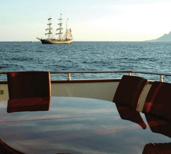 Yacht LAS BRISAS - Aft Deck Dining