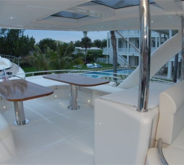 Yacht LEGEND AND SOUL -  Flybridge Dining