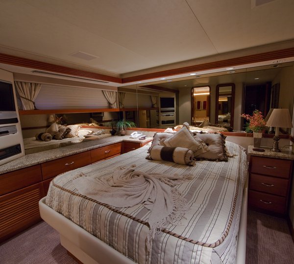 Yacht LOOSE ENDS -  Double Cabin to Starboard