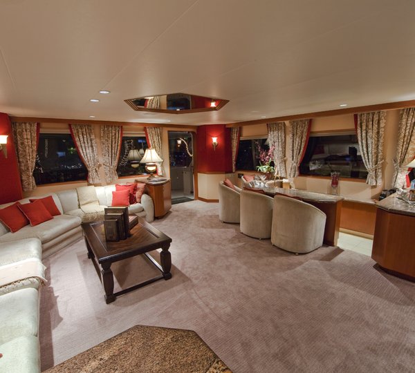 Yacht LOOSE ENDS -  Main Salon