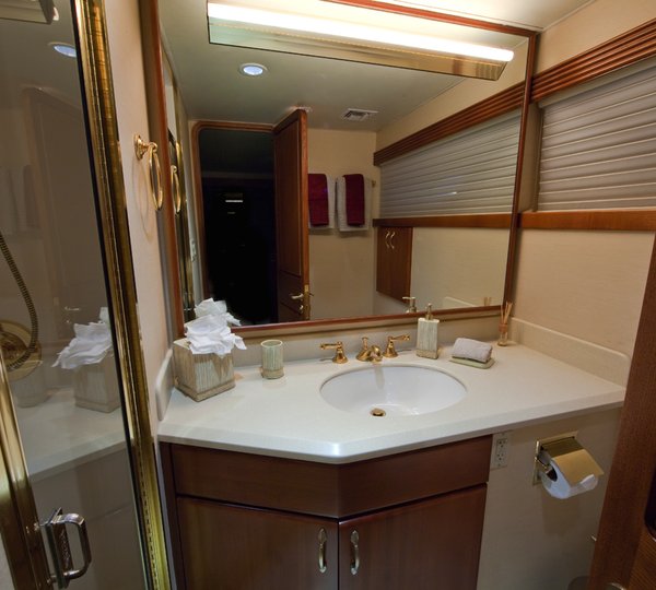 Yacht LOOSE ENDS -  Twin Bathroom