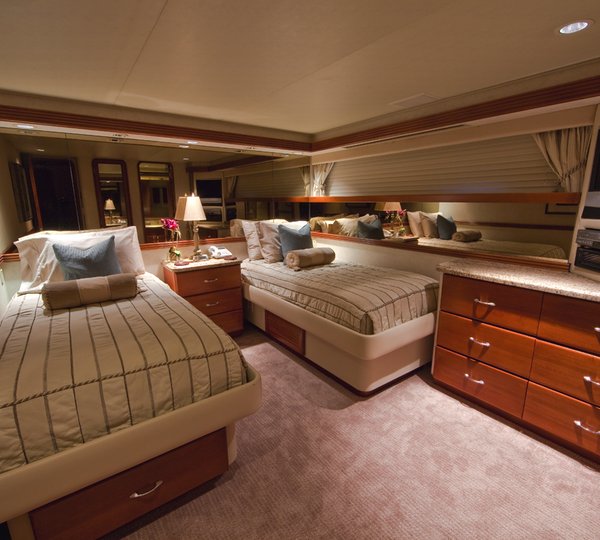 Yacht LOOSE ENDS -  Twin Cabin to Port