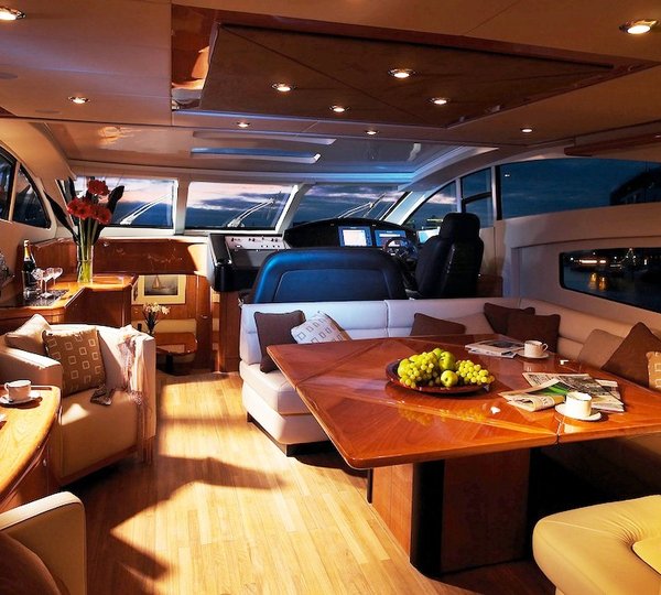 Yacht MALBEC -  Salon looking forward