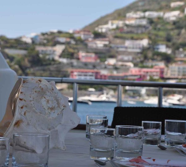 Yacht MALO -  Dining Detail