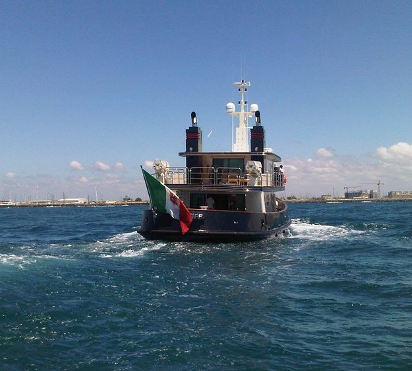 Yacht MASTIFF -  Aft View
