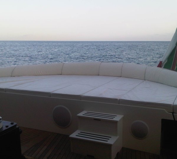 Yacht MASTIFF -  Sunpads on Canoe Stern