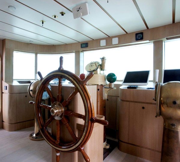 Yacht MASTIFF -  Wheelhouse