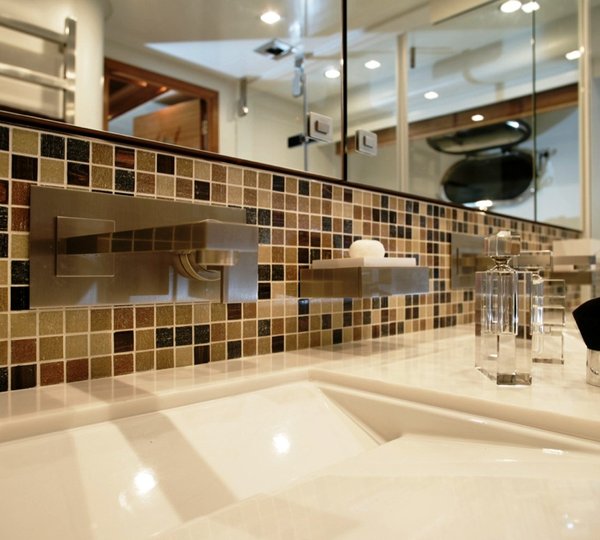 Yacht MAYAMA -  Ensuite Detail