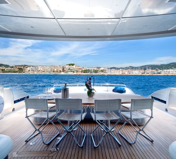 Yacht MISTRAL 55 -  Aft Deck Al Fresco Dining