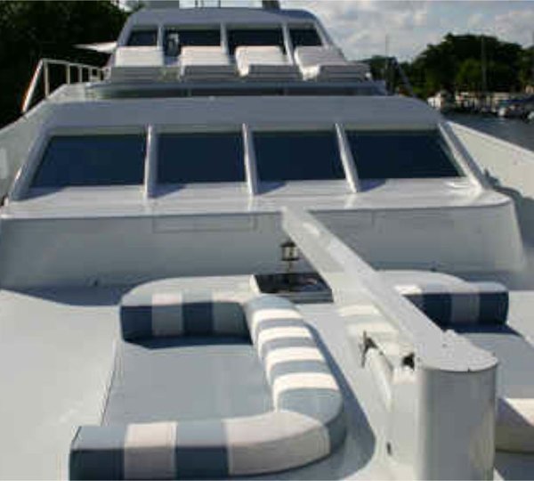 Yacht NEVER SAY NEVER - Foredeck