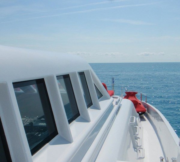 Yacht NEVER SAY NEVER - Side Deck