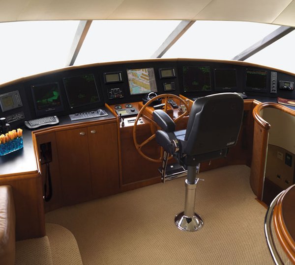 Yacht NINA LU - Pilothouse