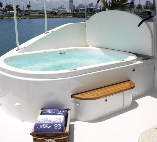 Yacht NINA LU - Spa Pool on Sundeck