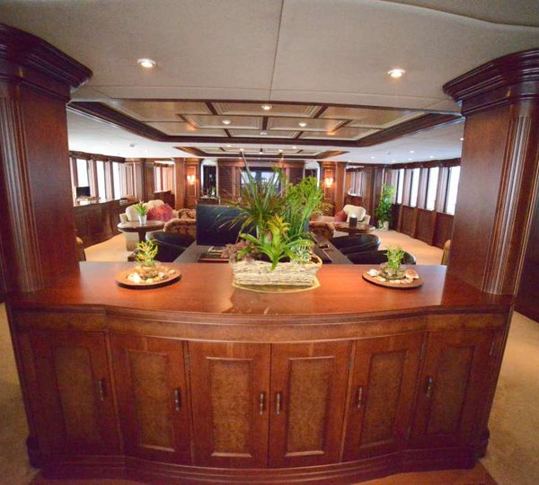 Yacht NOMAD - Main Salon Entrance