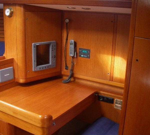Yacht OLIVIA LEE - Navigation Station