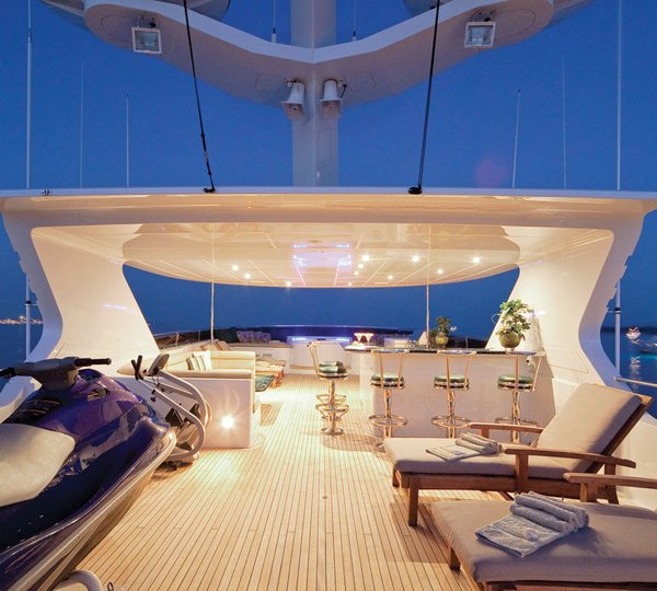 Yacht ONE MORE TOY -  Sundeck
