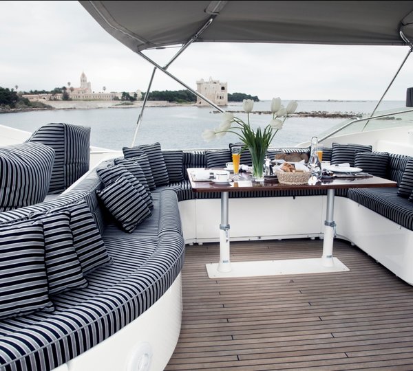 Yacht ONE O ONE -  Flybridge Seating