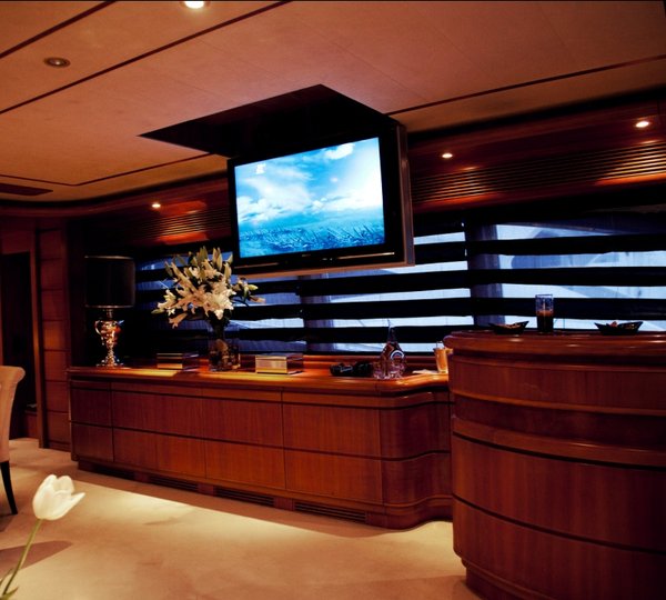 Yacht ONE O ONE -  Salon TV