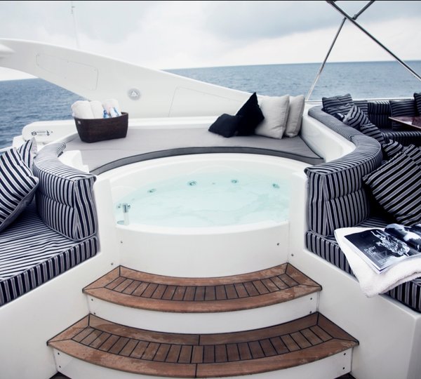 Yacht ONE O ONE -  Spa Pool on Flybridge