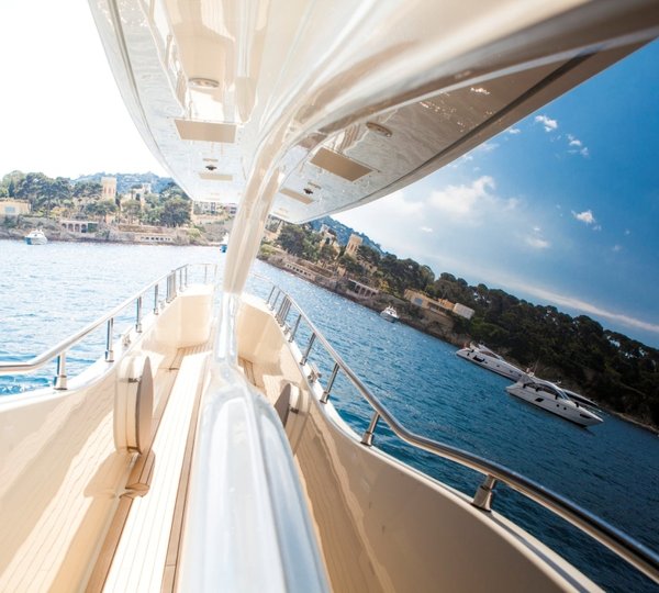 Yacht PERPETUAL -  Side Deck