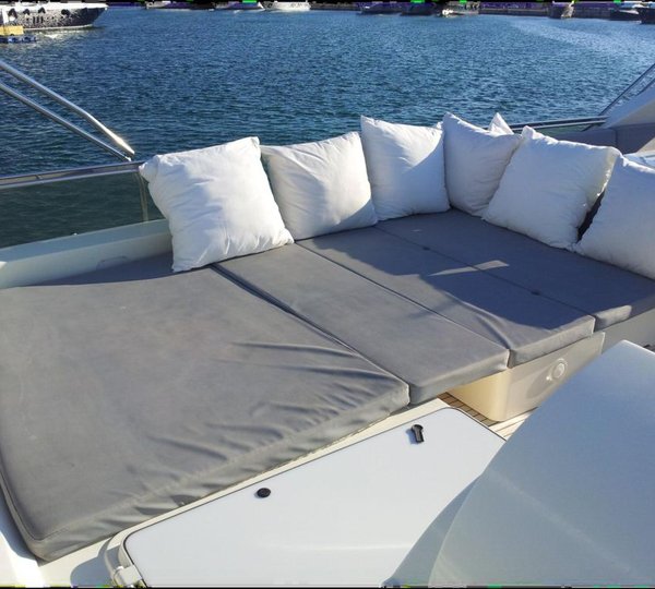 Yacht R MANY - Flybridge Sunpads
