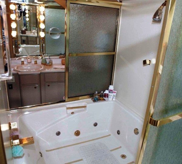 Yacht S & U -  Master Ensuite