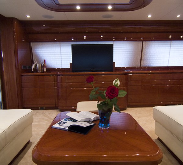 Yacht SANTA ELENA -  Salon View 2