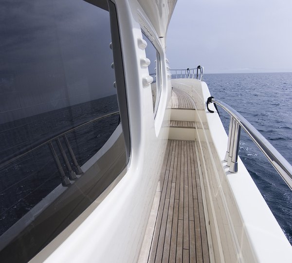 Yacht SANTA ELENA -  Side deck